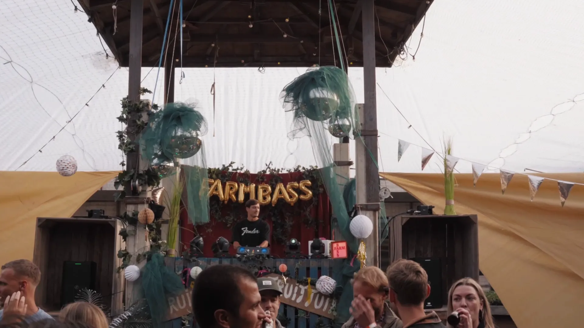 Everbass party moment