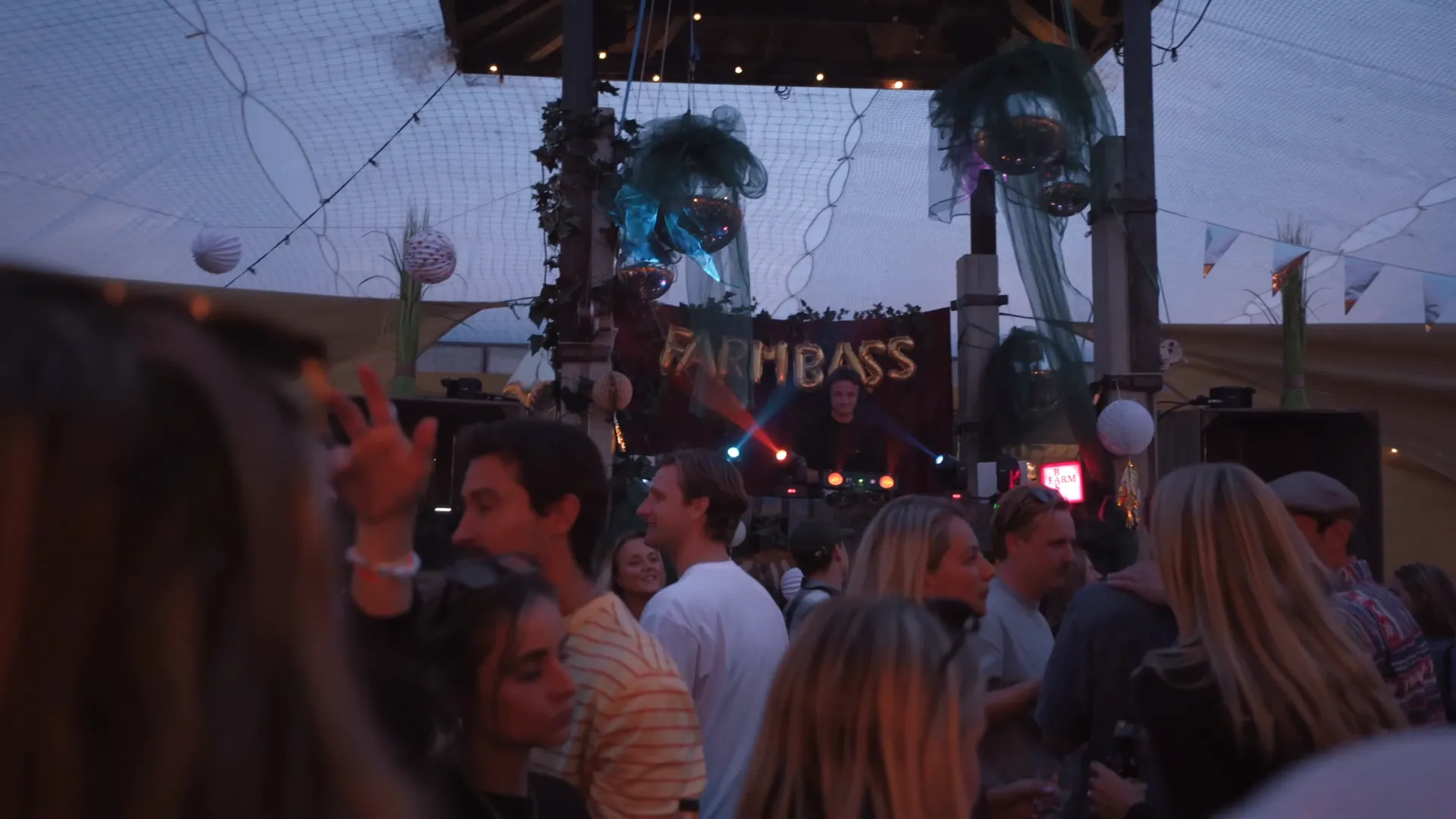 Everbass party moment
