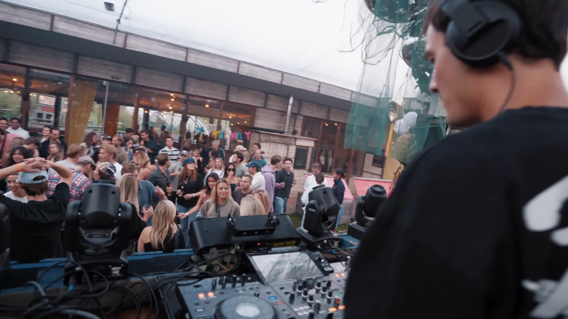 Everbass party moment